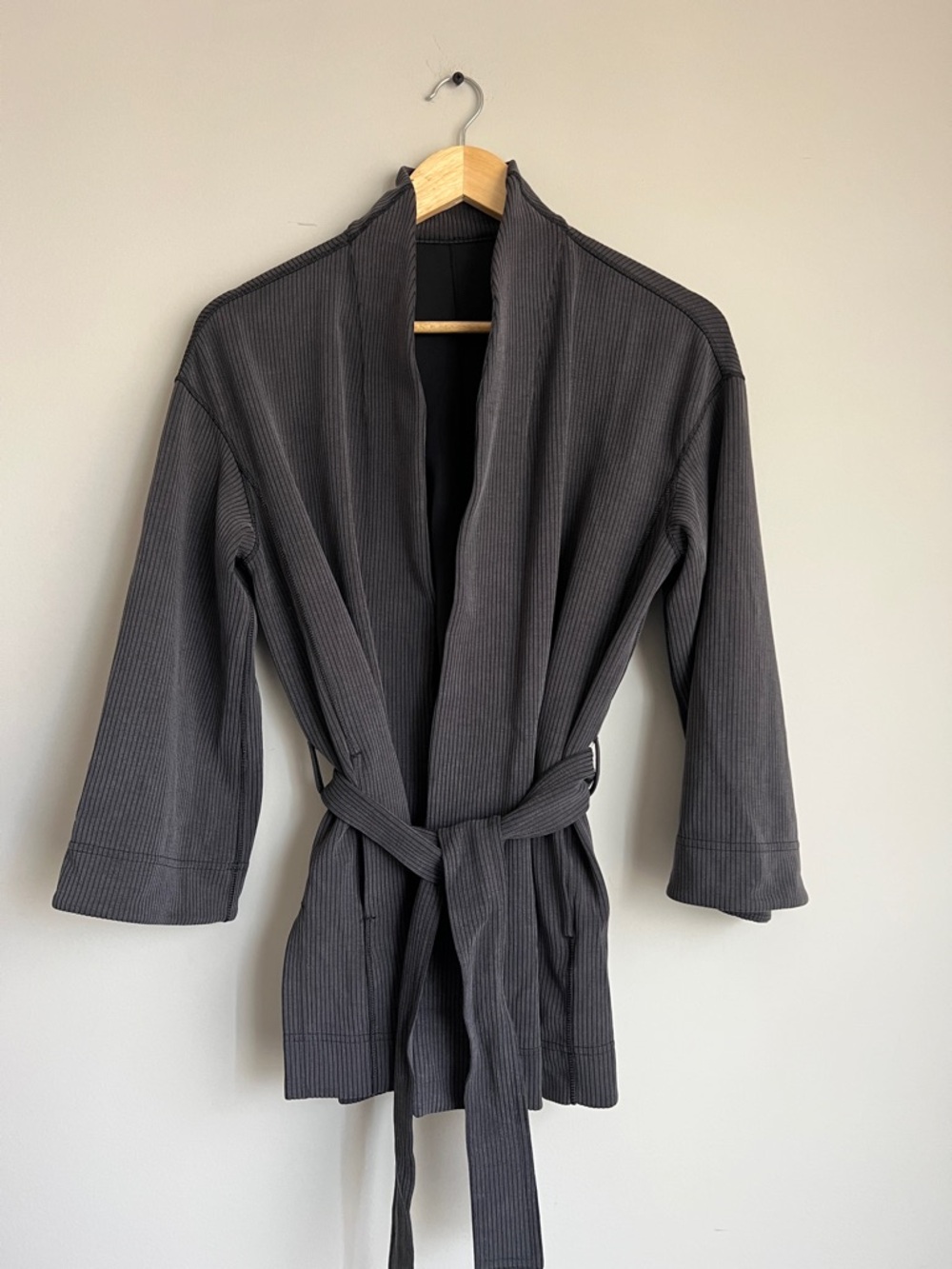 Lululemon Ribbed Softstreme Belted Wrap
Black Size 4 or Small